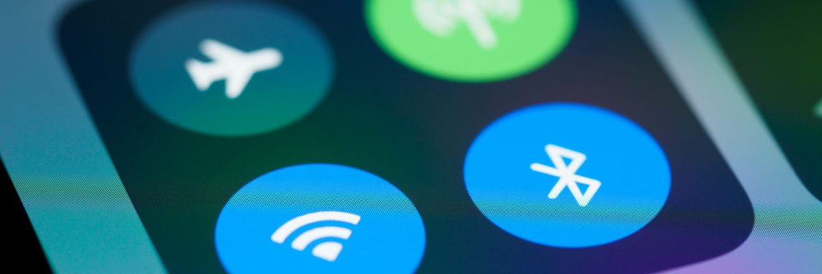 Phone screen showing Wi-fi and network connection buttons
