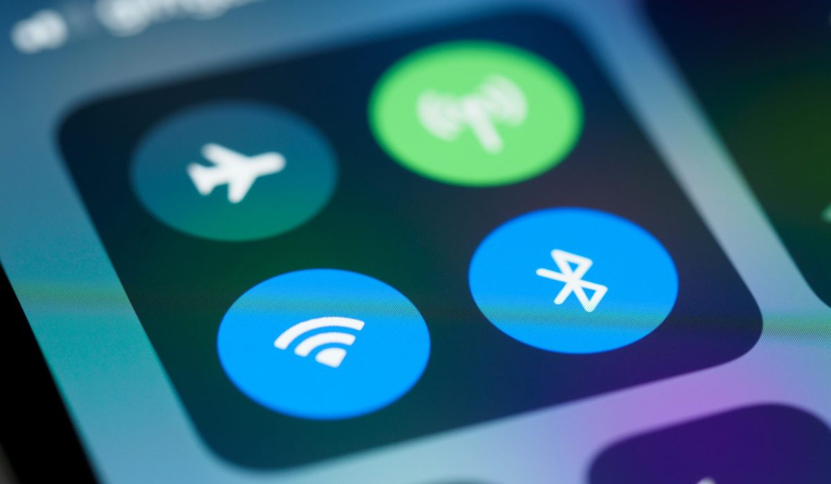 Phone screen showing Wi-fi and network connection buttons