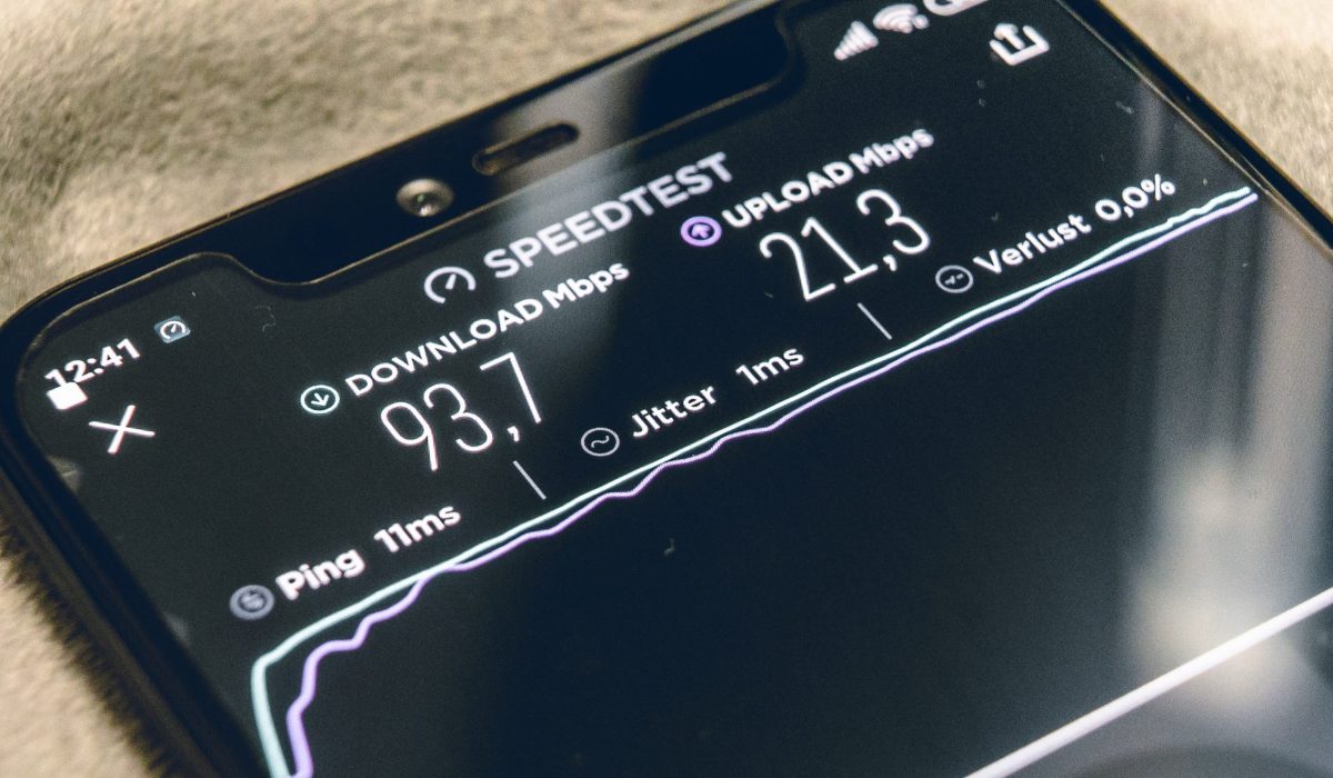 Phone screen shows internet connection speed test